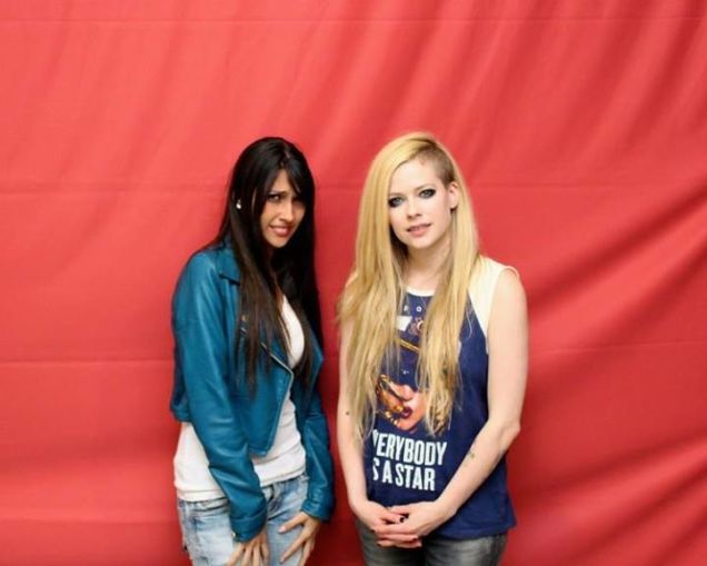 NOT AWESOME ☒ If Avril Lavigne is charging fans $400 FOR A PHOTO with her, then she should at least TRY to be less awkward