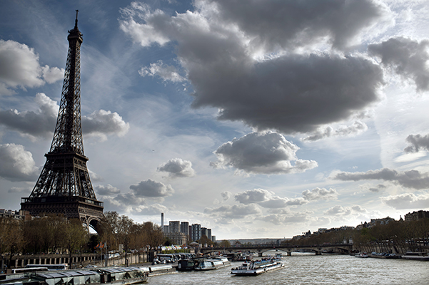 Not Awesome: Don’t Drink And Climb The Eiffel Tower