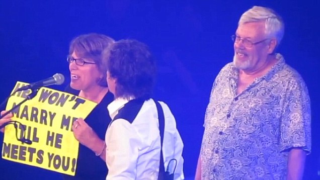 Proposals Don’t Get Much Better Than This! Paul McCartney Shares The Stage For This Special Moment.