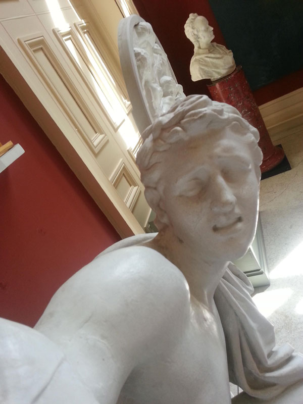 Even Statues Are Obsessed With Selfies!