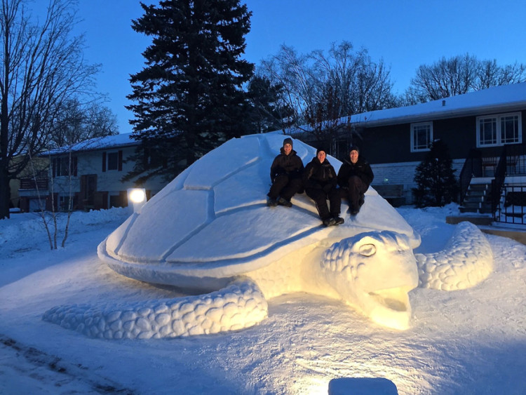 3 Brothers Create INCREDIBLE Giant Snow Sculptures In The Front Yard Every Year