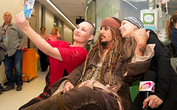 Johnny Depp Visited A Children’s Hospital Dressed As Captain Jack Sparrow And Our Hearts Are Exploding From Happiness!