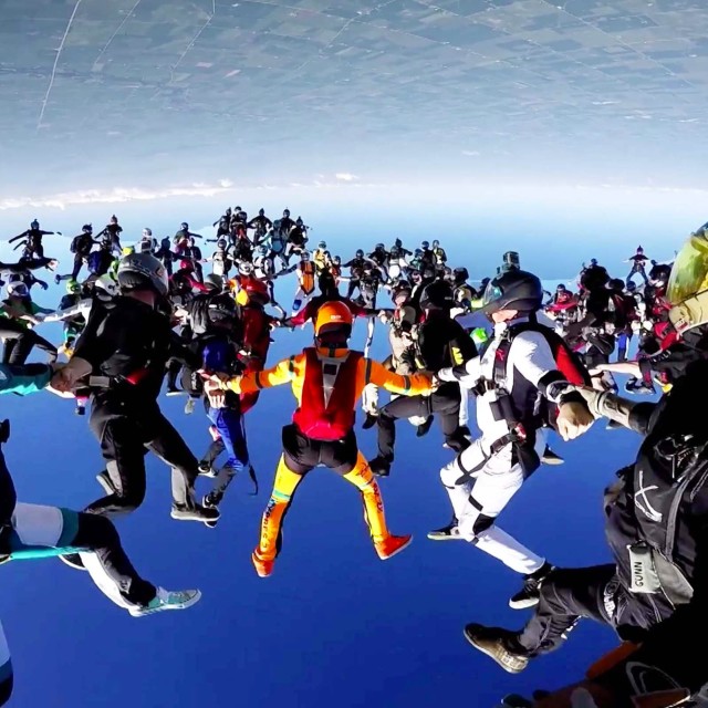 164 People Break The World Record For Largest Group Skydiving Formation!